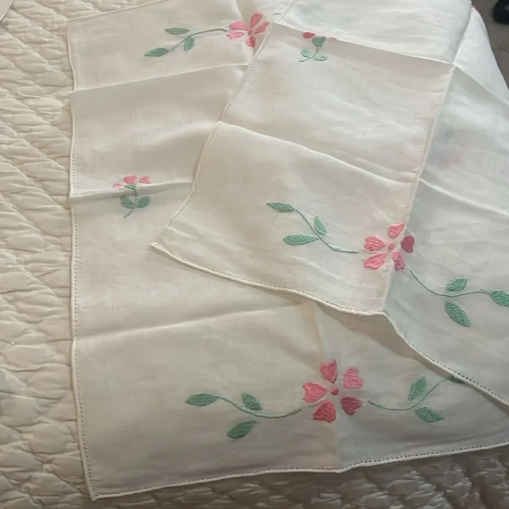 Floral Embroidered Linens Set